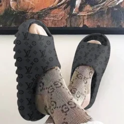 [NEW] Premium LOUIS VUITTON Unisex Yeezy Slides Slides MRS-BZ51-LV1113