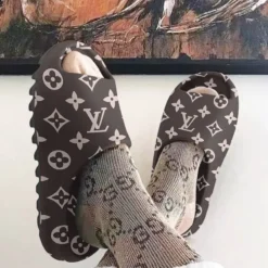 [NEW] Premium LOUIS VUITTON Unisex Yeezy Slides Slides MRS-BZ51-LV1115