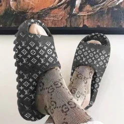 [NEW] Premium LOUIS VUITTON Unisex Yeezy Slides Slides MRS-BZ51-LV1117