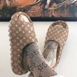 [NEW] Premium LOUIS VUITTON Unisex Yeezy Slides Slides MRS-BZ51-LV1121