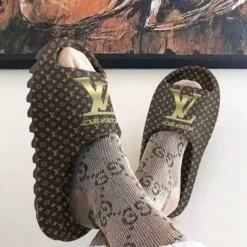 [NEW] Premium LOUIS VUITTON Unisex Yeezy Slides Slides MRS-BZ51-LV1122