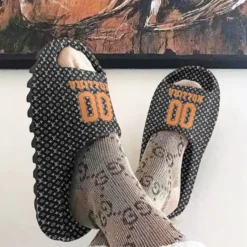 [NEW] Premium LOUIS VUITTON Unisex Yeezy Slides Slides MRS-BZ51-LV1126