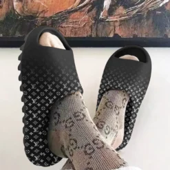[NEW] Premium LOUIS VUITTON Unisex Yeezy Slides Slides MRS-BZ51-LV1130