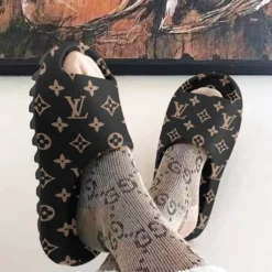 [NEW] Premium LOUIS VUITTON Unisex Yeezy Slides Slides MRS-BZ51-LV1132