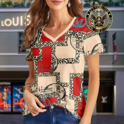 Premium LOUIS VUITTON V-Neck T-Shirt 💖 Women 2024 LUX- VTX-000KMXUMHFH
